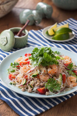 【ヤムウンセン / タイ風春雨サラダ】春雨・海老・挽肉・トマトなどの野菜をナンプラー・ライムなどを使いエスニック風味に和え、パクチーを添え仕上げたサラダ。