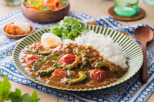 【ゴーヤのカレー】夏野菜のゴーヤとトマトをたっぷり楽しむ夏のカレー。添えたパクチーで夏気分アップ。