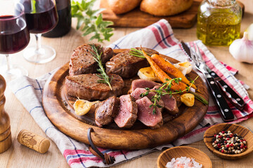 【牛テンダーロインステーキ】塩と胡椒でシンプルにグリルしたオーストラリア産牛テンダーロイン。香ばしい焼目の下に赤身を残しレアに仕上げました。