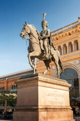 Obraz premium Ernst-August-Denkmal vor dem Hauptbahnhof Hannover bei Sommerwetter