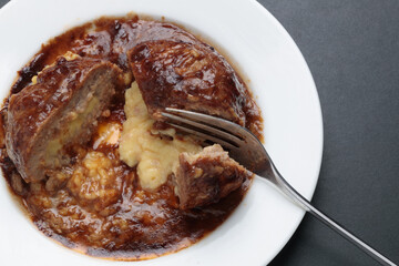 日本のチーズインハンバーグ　フォークで切っている　真上アップ