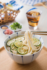【すだちの冷やしうどん 】たっぷりの酢橘で風味爽やかに暑い夏に爽やかにいただく冷やしうどんです。