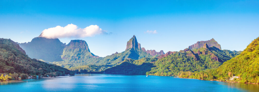 Gorgeous Opunohu Bay, Moorea island, Moʻorea-Maiʻao, French Polynesia