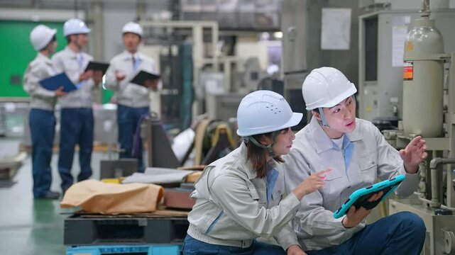 工場で働く作業員グループ