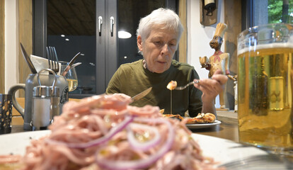 frau isst im restaurant