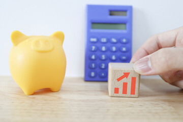 豚の貯金箱と上昇のグラフ