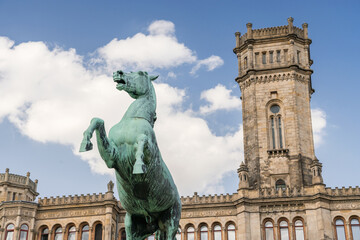 Historisches Reiterdenkmal Sachsenross vor der Leibniz Universität im Stadtteil Nordstadt von...