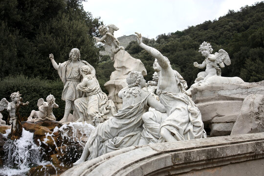 Dettaglio della fontana di Venere e Adone nei giardini della Reggia di Caserta.