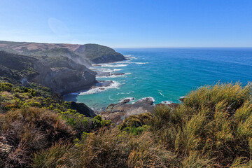 Fototapeta premium Sunrise Over Coastal Cliffs at Gables Lookout , Victoria, Australia - Golden Light on Rugged Shoreline along the Great Ocean Drive