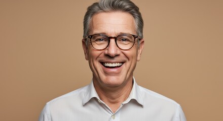 Obraz premium Confident Face Portrait Of Man With Glasses Smiling Radiantly