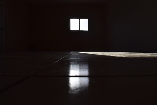 Ventana brillante en un cuarto oscuro