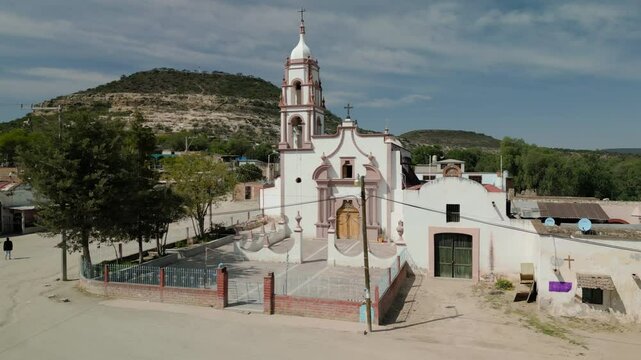 Acercamiento  a la capilla de la ex hacienda de Carranco, ene el municipio de  Villa de reyes, San Luis Potos&iacute;, M&eacute;xico