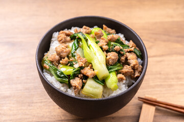 青梗菜と豚ひき肉のオイスターソース炒め丼