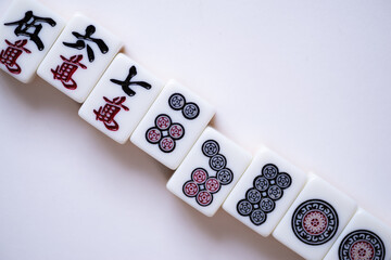 白背景に並ぶマージャン牌	