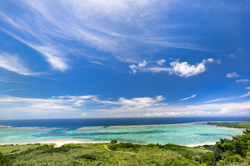 石垣島の天空散歩：丘の上から見渡す絶景パノラマとサンゴの海 Skywalk in Ishigaki: Panoramic Vista and Coral Sea from Atop a Hill