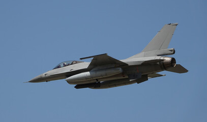 f-16 fighter jet in flight