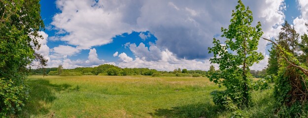 Zwischen Birkenwerder und Niederheide führen mehrere Rad- und Wanderwege vorbei an den "Saumwegwiesen" - Ansicht von Süden, Panorama aus 11 Bildern