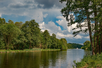 Blick auf die Havel westlich von Hohen Neuendorf, wo der Fluss und mehrere Rad- und Wanderwege die Autobahn A111 unterqueren