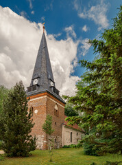 Die denkmalgeschützte Dorfkirche Nieder Neuendorf liegt am mittelalterlichen Pilgerweg Berlin–Wilsnack - Ansicht von Südwesten