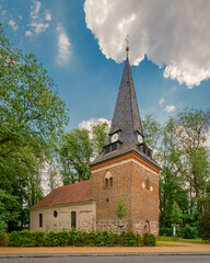 Die denkmalgeschützte Dorfkirche im Stadtteil Nieder Neuendorf ist das älteste Gebäude von Hennigsdorf bei Berlin - Ansicht von Nordwesten