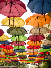 kolorowe parasolki na tle nieba