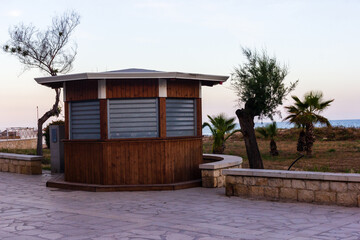 Obraz premium Wooden Kiosk by the Seaside in a Serene Coastal Landscape