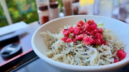 淡路SAで味わう海鮮丼（しらす丼）