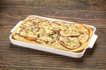 Roman pizza with pear and gorgonzola