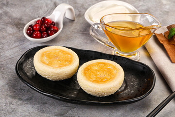 Roasted cheesecakes - Syrniki with honey