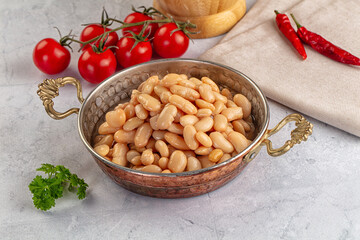 Canned white beans in the bowl
