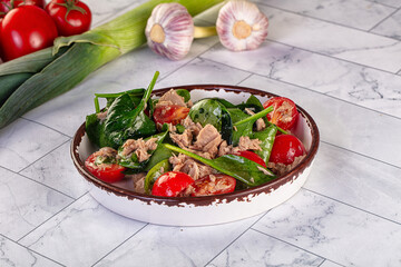 Salad with canned tuna and spinach
