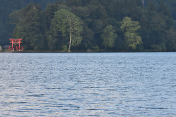 湖畔のほとりにある鳥居
