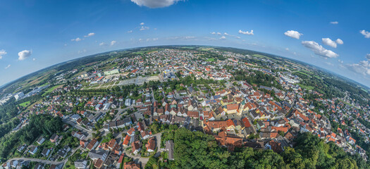 Panoramablick über die Stadt Mainburg, das Herz der Hallertau im Sommer