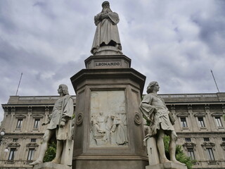 Obraz premium Leonardo Da Vinci statue in Della Scala square