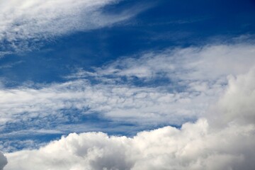 Obraz premium Serene Sky with Wispy Clouds