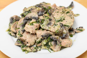 Obiad na talerzu, polędwiczka wieprzowa w sosie śmietanowym z pieczarkami I ziołami 