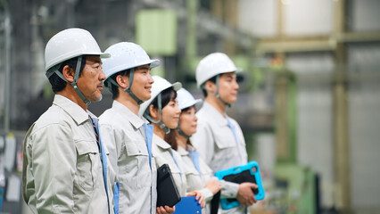 工場で働く作業員グループ