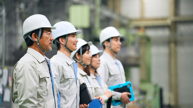 工場で働く作業員グループ