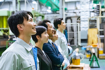 Obraz premium 工場の中に立つ作業スタッフのグループ