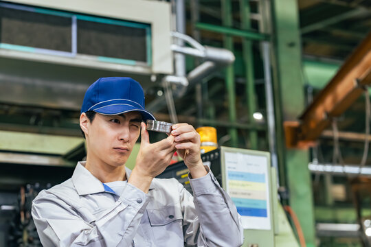 工場で製品を検品する男性作業員