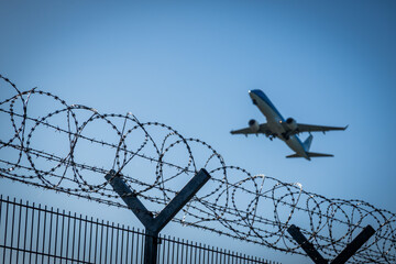 Hamburg, Deutschland, 3.5.2025 - Absperrung mit Stacheldraht bzw. Nato-Draht vor Flugzeug beim...