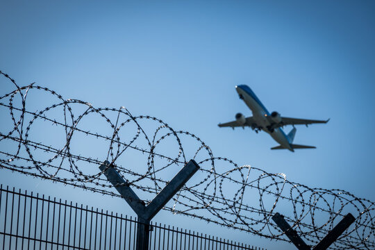 Hamburg, Deutschland, 3.5.2025 - Absperrung mit Stacheldraht bzw. Nato-Draht vor Flugzeug beim Start am Hamburger Flughafen
