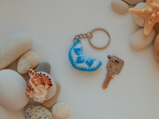 Naklejka premium Decorative blue floral key chain accessory on a chain