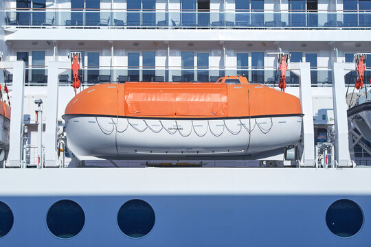 Fototapeta Rescue lifeboad of the cruise liner ship