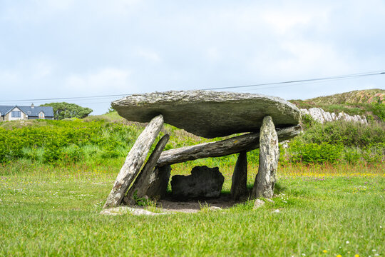 Altar Wedge Tomb Prähistorische Grabstätte in irischer Landschaft
