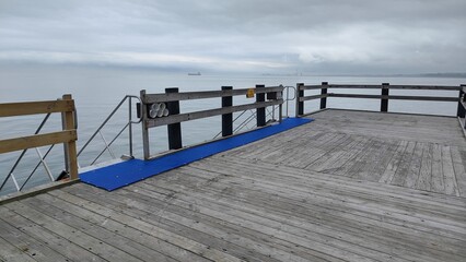Obraz premium A cloudy day view from the wooden pier deck