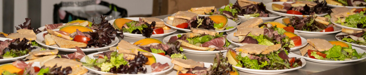 assiettes d'entrées préparées par un traiteur pour repas de fête