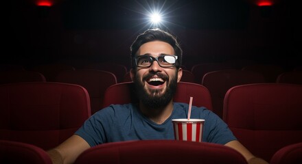 Photo Cheerful Man Enjoying Movie with Popcorn at Dark Theater