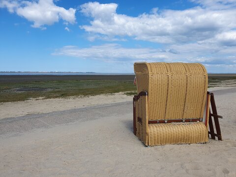 Strandkorb bei Ebbe in Dangast. Das Nordseebad Dangast ist ein Kurort und Stadtteil von Varel im Landkreis Friesland. Es liegt am s&uuml;dwestlichen Jadebusen.