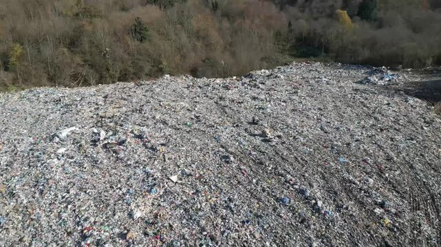 Vista a&eacute;rea de vertedero municipal en Bihać, Bosnia, dentro de un entorno natural rodeado de bosque.